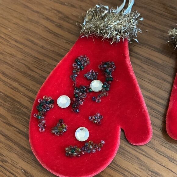 Vtg red felt beaded mittens on gold string Christmas tree ornament - Picture 6 of 7